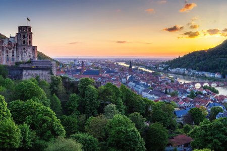 Aussicht auf die Stadt Heidelberg bei Dämmerung mit dem Heidelberger Schloss und der Neckar