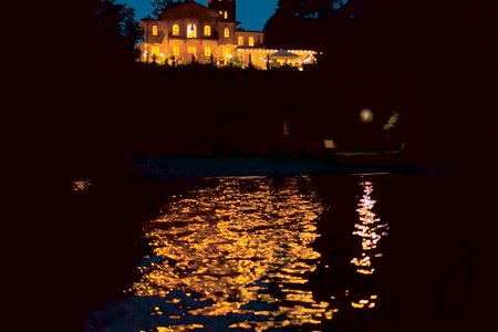 beleuchtete Hochzeitslocation La Villa am Starnberger See bei Nacht mit Schimmer auf den See