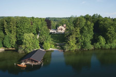 Hochzeitslocation La Villa am Starnberger See im Sommer mit blauem Himmel