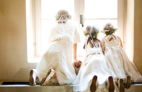 Blumenmädchen bei Hochzeit auf Schloss und Gut Ulrichshusen
