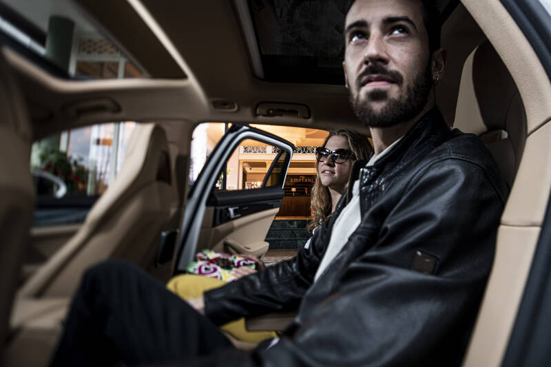Gäste in einer Limousine fahren vor den Empfang im Hotel Erbprinz in Ettlingen bei Karlsruhe.