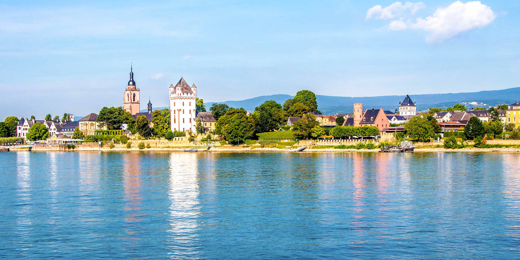 Umgebung des Kronenschlösschens zwischen Rhein und Weinbergen die perfekte Hochzeitslocation
