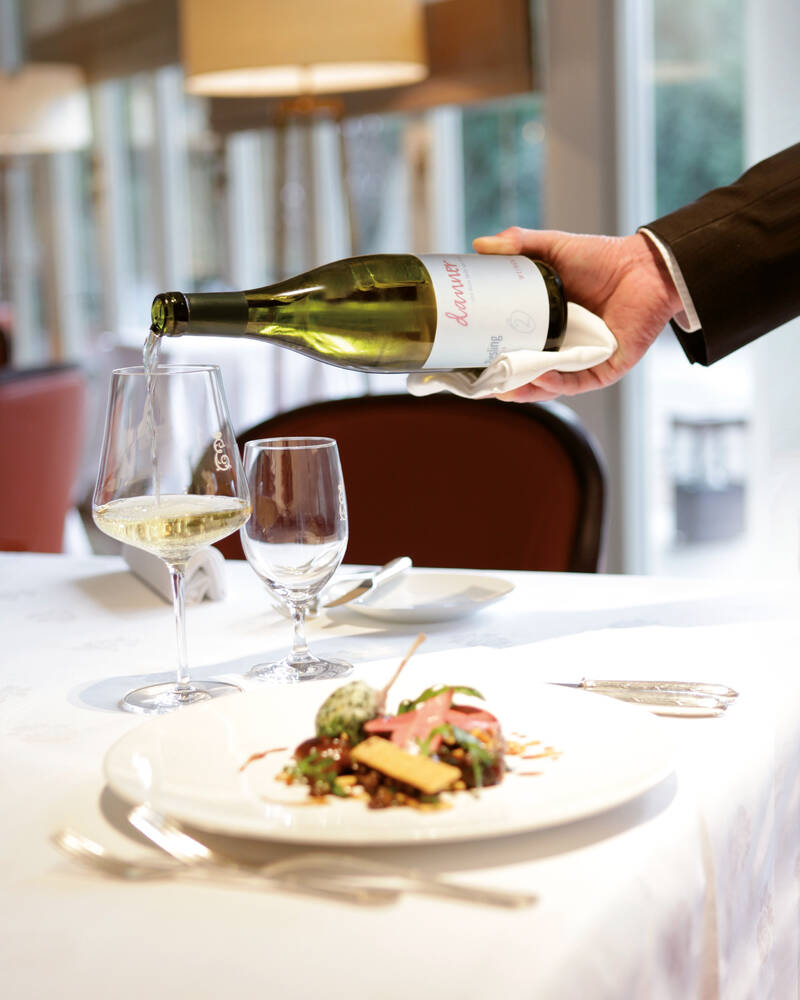 Hauptgang serviert mit ausgewählter Weinbegleitung im Hotel Erbprinz in Ettlingen bei Karlsruhe.