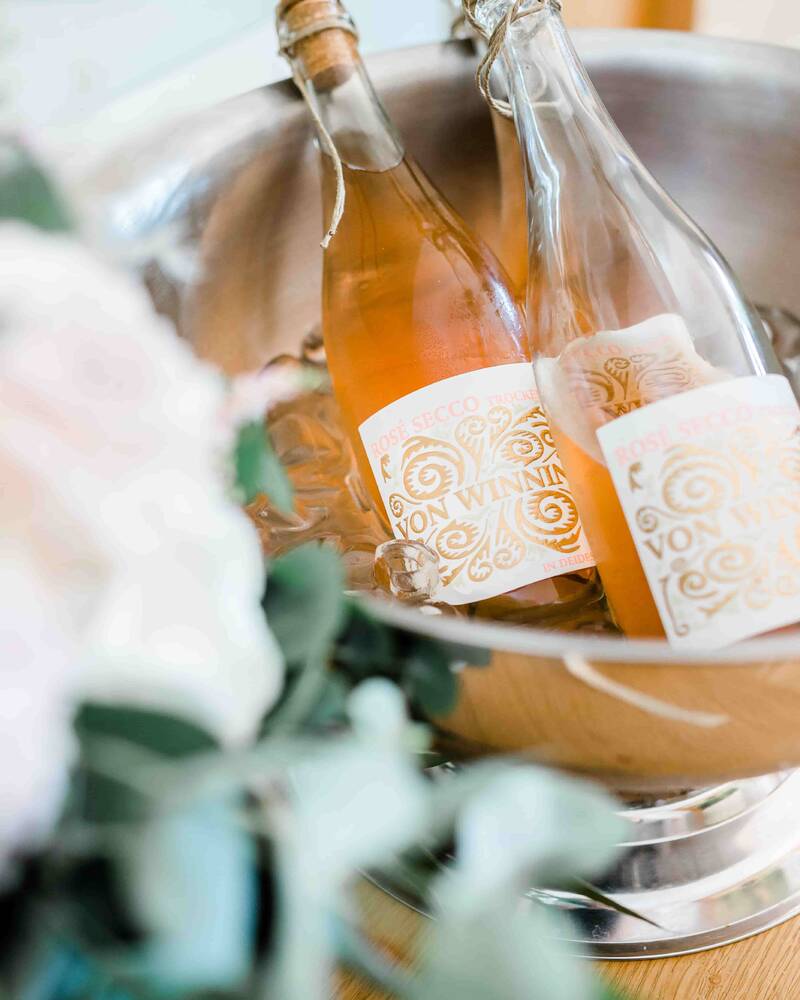 Weine eisgekühlt in einem Weinkühler auf dem Weingut von Winning in der Pfalz