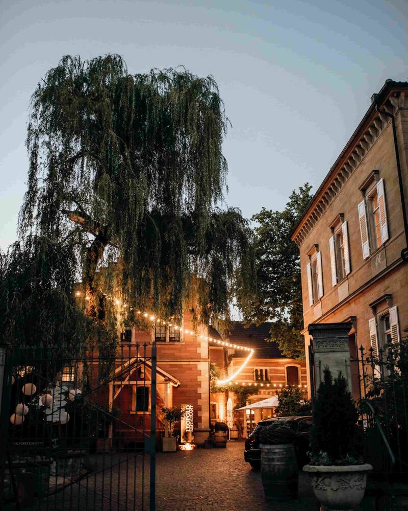 Schöne Abendstimmung im Innenhof des Weingut von Winning in der Pfalz.
