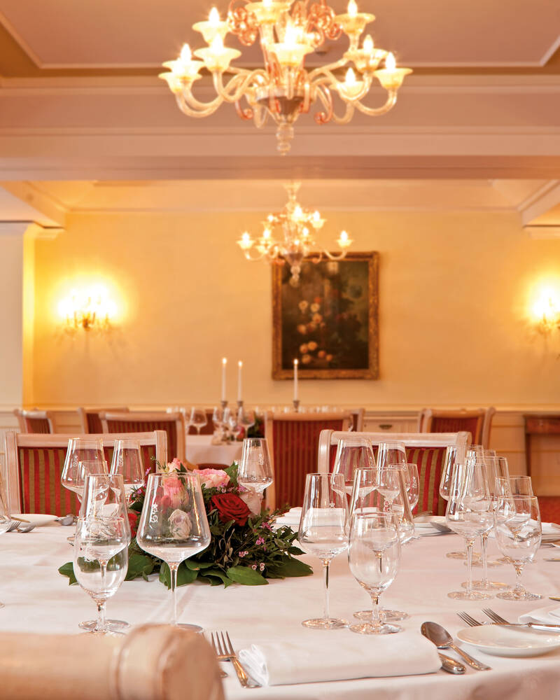 Ein festlich gedeckter Speisesaal im Hotel Erbprinz in Ettlingen bei Karlsruhe.